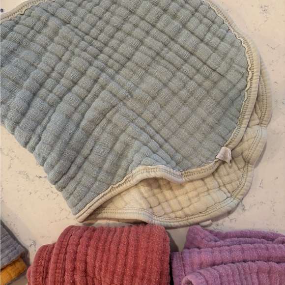 Set of 6 burp clothes, 5 bibs, 2 swaddling blankets - Picture 7 of 12